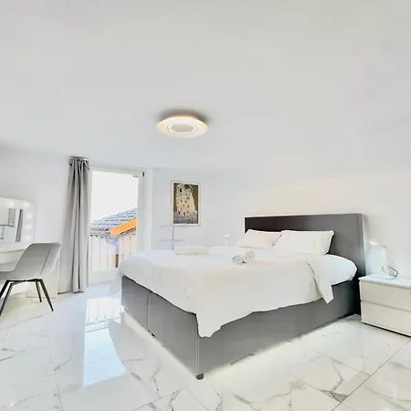 Apartment Yellow View - Happy