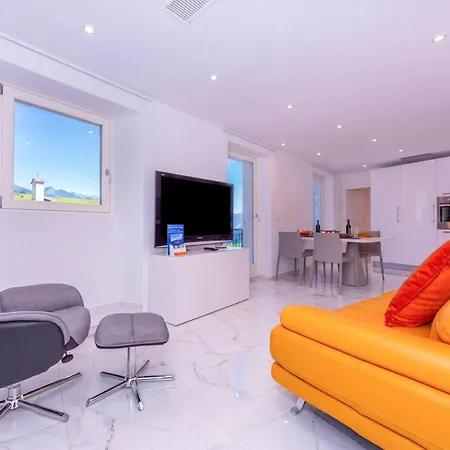 Apartment Yellow View - Happy
